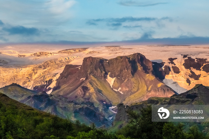 Myrdalsjokull冰川的景色，覆盖了活火山卡特拉、托尔斯马克、高地