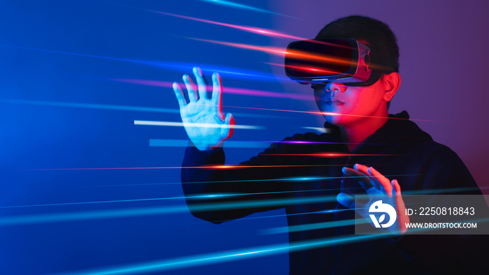 戴着VR护目镜的年轻人。Metaverse技术虚拟现实概念。虚拟现实设备，