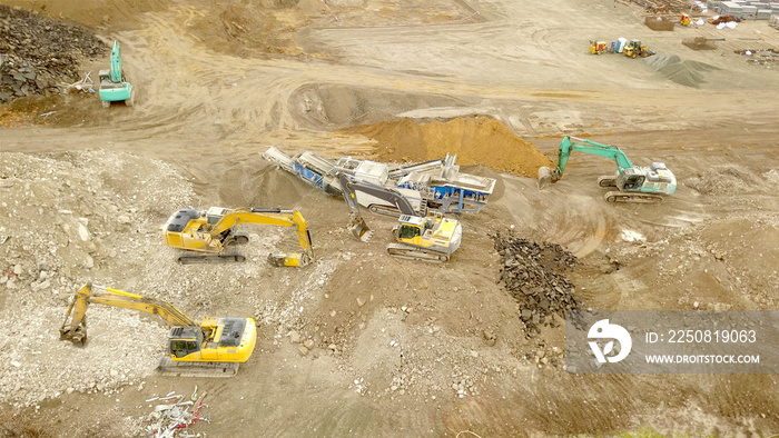 Tiefbau Baustelle mit mehreren Baumaschinen und Bagger,  Großbaustelle