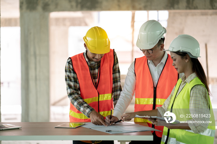 工程师建筑师和工长小组就建筑施工工作计划举行会议