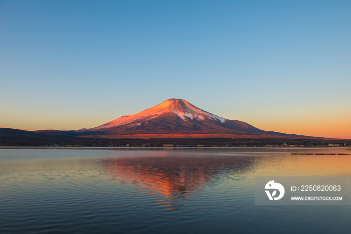 富士山と山中湖の逆さ富士