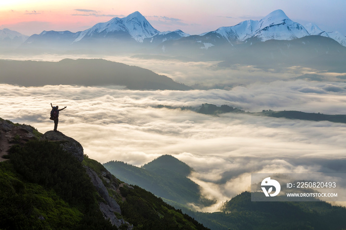 宽阔的山脉全景。带凸起的岩石山坡上背着背包的游客的小剪影