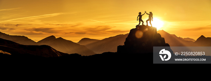 Zwei Frauen beim Abklatschen auf einem Berggipfel