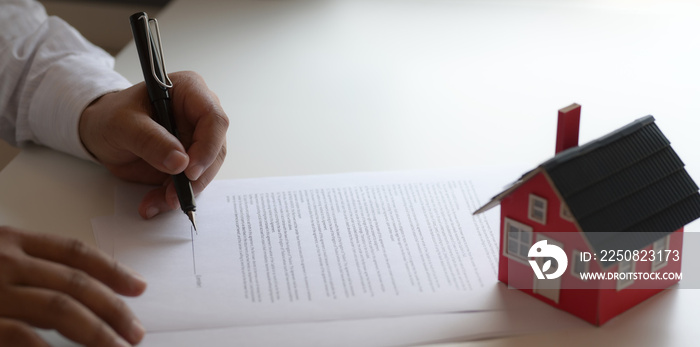 客户签订住房贷款协议合同的特写，