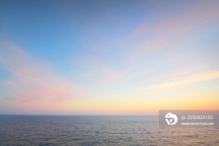 日落时的波罗的海。晴朗的天空，蓝色和粉红色的发光云层，柔和的金色阳光。水面t