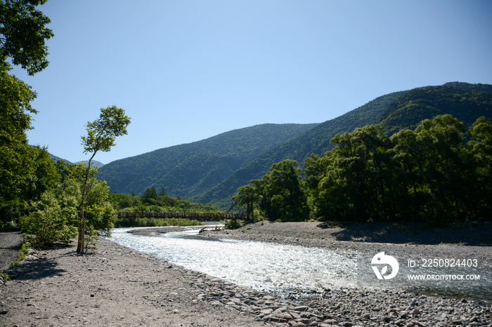 信州 、長野県松本市、上高地、梓川の流れと、新緑の山並み。