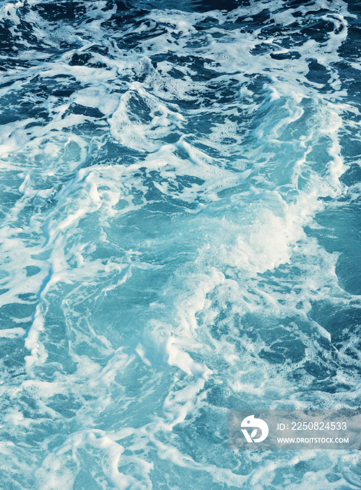 海洋的纯蓝色绿松石水纹理，带有来自海浪的泡沫