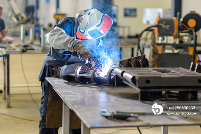 trabajador mecánico metal en taller con herramientas profesionales de corte y soldadura