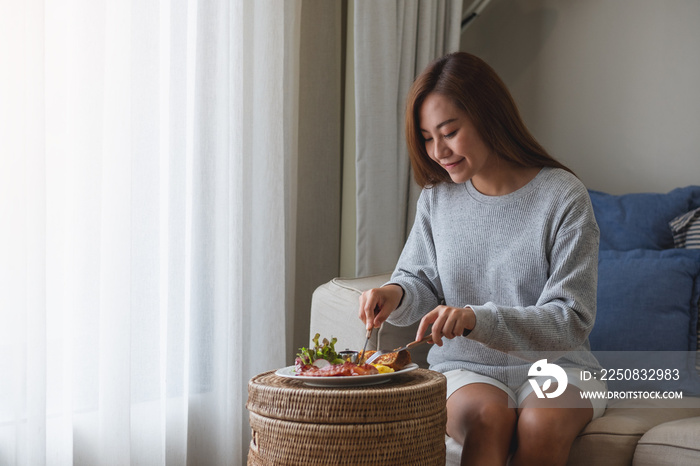 一个年轻女人在家吃美式早餐