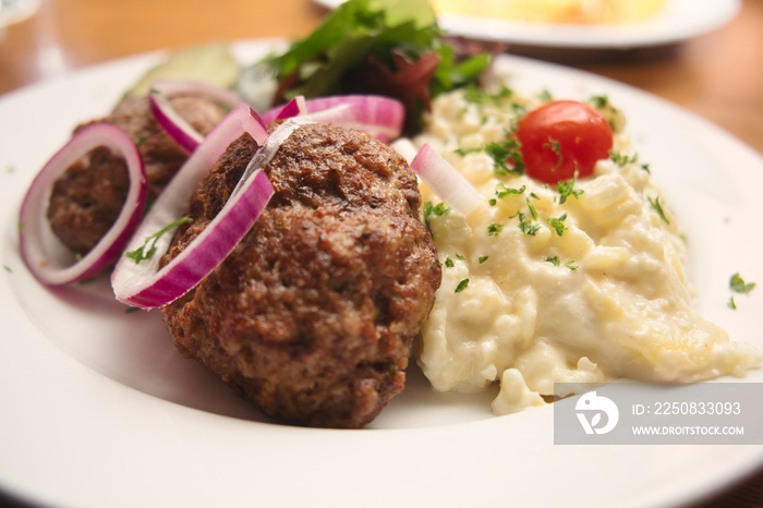 传统的德国肉丸（klopse）配土豆沙拉
