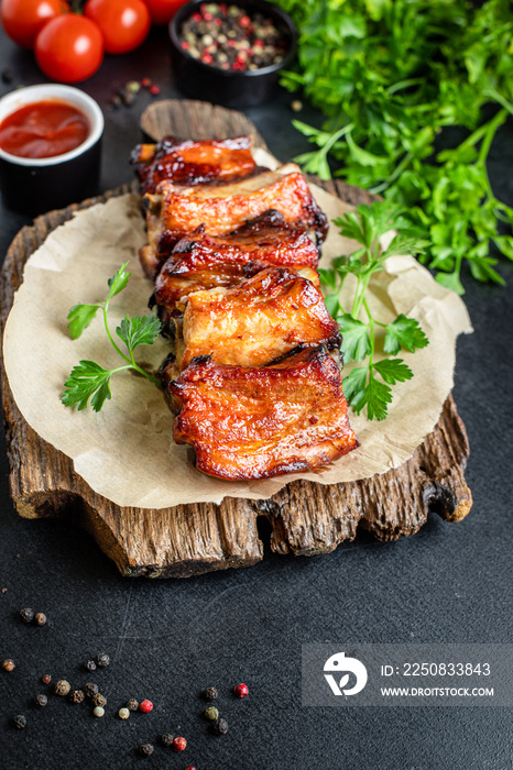 肉排块烤BBQ辣酱第二道菜小吃即食餐桌俯视图