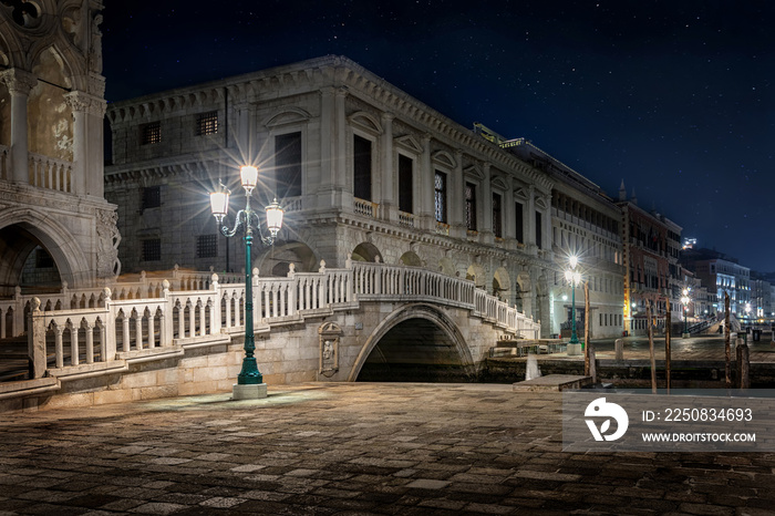 Die historische Ponte della Paglia Steinbrücke am Markusplatz bei Nacht unter Sternenhimmel, Venedig