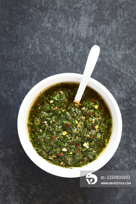 生的自制阿根廷绿色Chimichurri salsa或由欧芹、大蒜、牛至、热墨西哥胡椒制成的酱汁