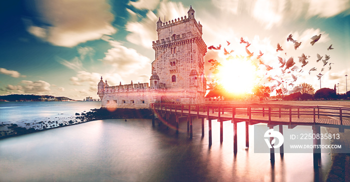 Torre de Belem y el paisaje escénico de la puesta de sol sobre el río Tajo. Edificio histórico. Turi