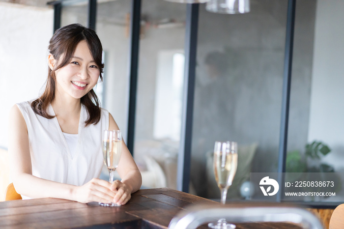 スパークリングワインを飲む若い女性