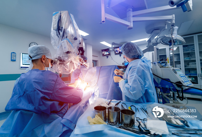 外科医生在手术室里从病人的眼睛里工作。医院背景。两名男医生