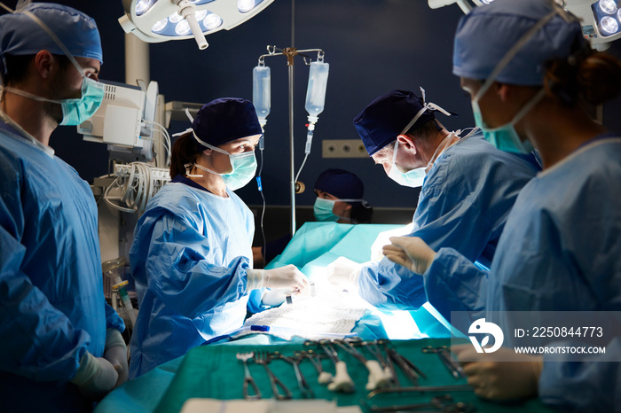 手术台上一群忙碌的外科医生