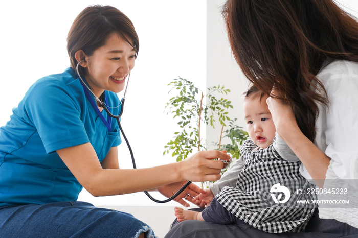 病院で診察を受ける赤ちゃん