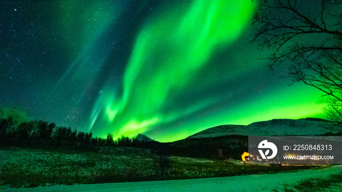 wundervolle Nordlichter in Troms in den Lyngenalps. begeisterndes Lichtspiel am nächtlichen Himmel, 