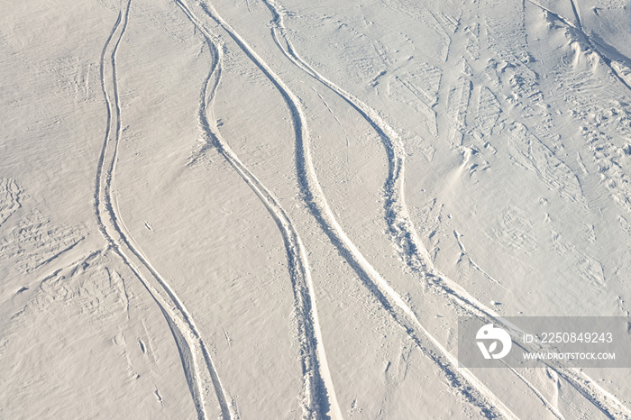 滑雪道外的雪地抽象滑雪，在新的处女岛上有滑雪和单板滑雪道和赛道