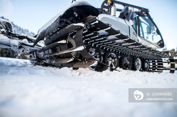 冬季雪地上履带式专用雪地车的特写。