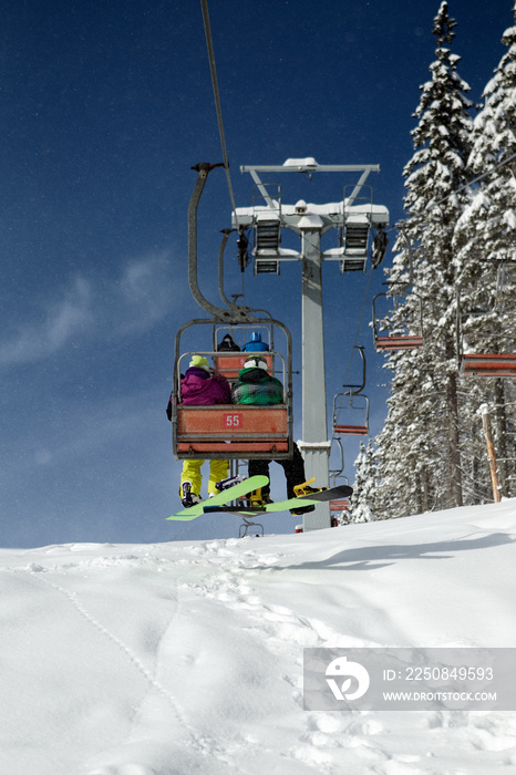 冬季滑雪场滑雪缆车上的人