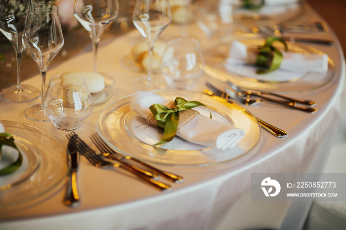 用米色桌布和餐巾纸布置浪漫的婚礼餐桌。近距离布置婚礼餐桌