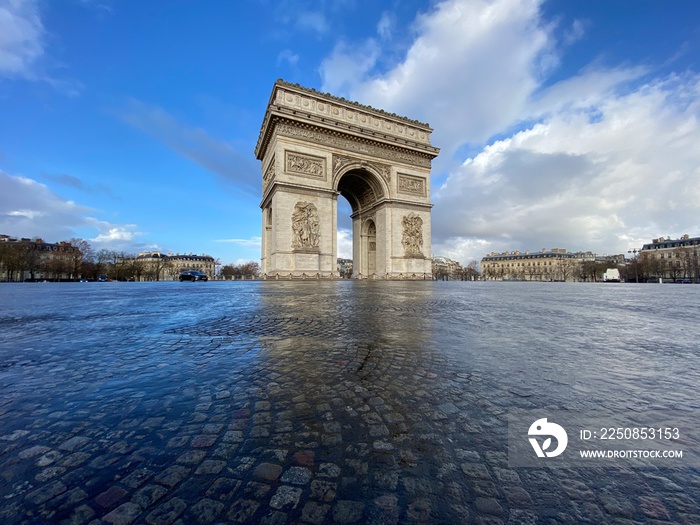 Paris, arc de triomphe during a cloudy day