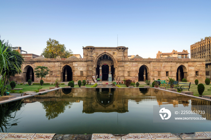 艾哈迈达巴德Sidi Saiyad Masjid附近的古代清真寺