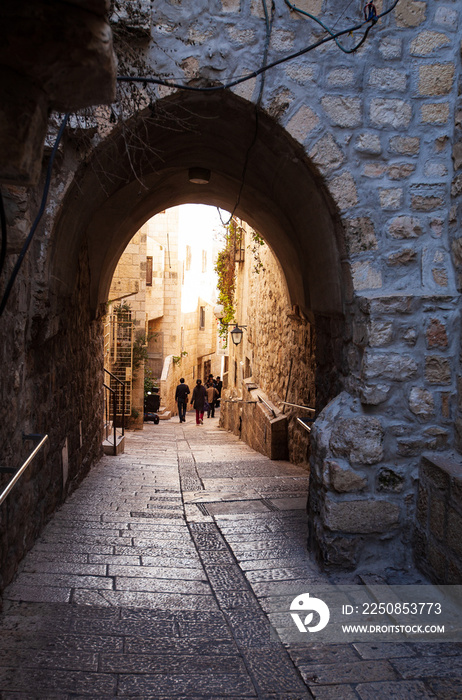 游客走在老城、耶路撒冷、犹太区的街道上