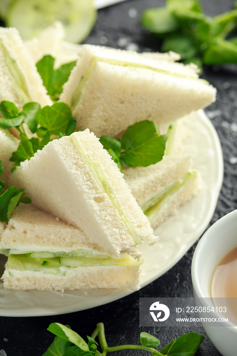 茶话会黄瓜三明治配软奶酪、海盐和水芹