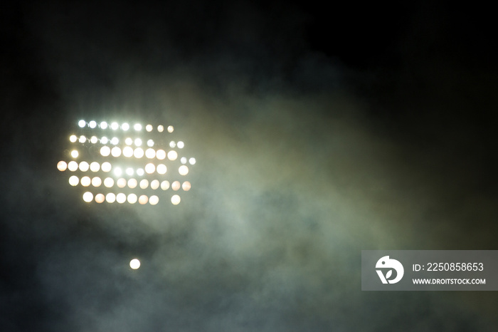 体育场的灯塔在夜间点亮。