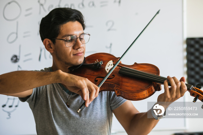 Hombre maestro de música dando clases