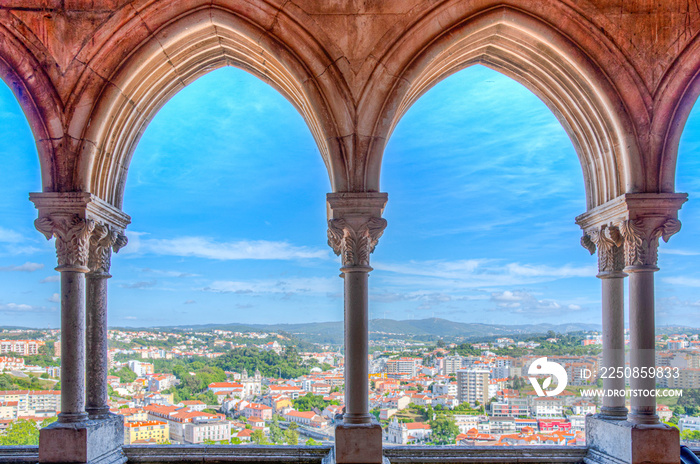 通过葡萄牙当地城堡的拱廊俯瞰莱里亚