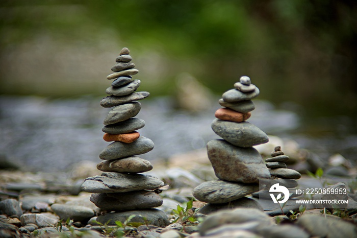 Cairn rivière zen pierre eau bien-être équilibre