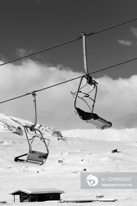 雪坡、滑雪缆车和晴朗冬日的云天