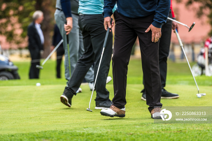 高尔夫锦标赛上的高尔夫球手用高尔夫球杆练习挥杆。
