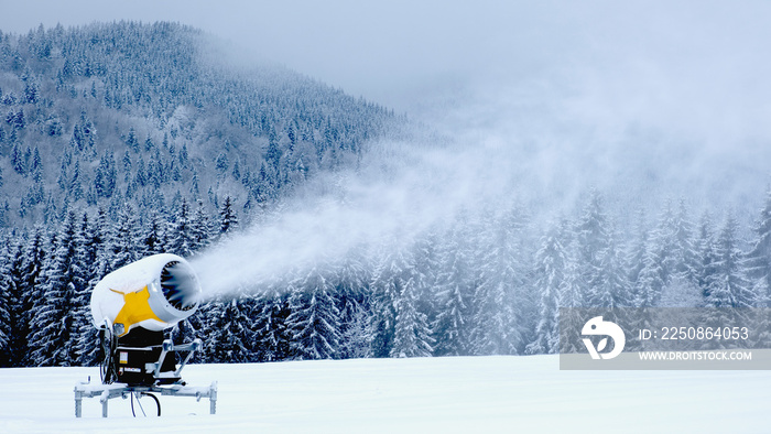 冬季山区的雪炮。机器造雪。雪炮喷射人造冰晶。Sno