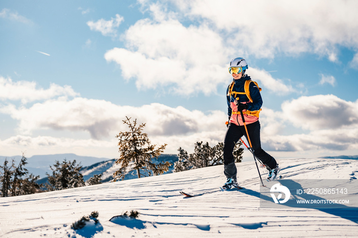登山者野外滑雪徒步滑雪女子登山运动员。高山滑雪之旅