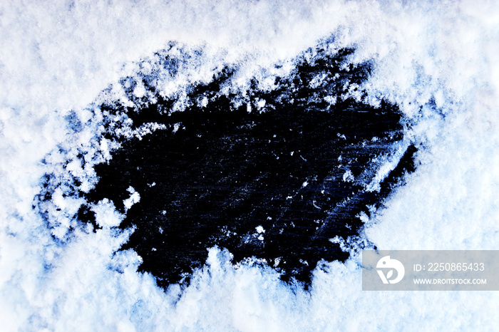 白い雪かきの跡、黒い木材の背景フレーム