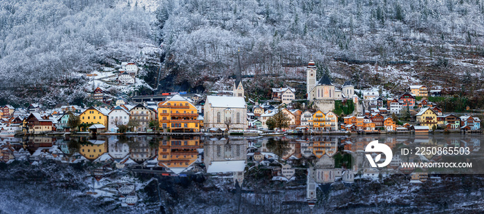 Panorama des idyllischen Dorfes von Hallstatt, Alpen, Österreich, im Winter mit Schnee und Reflektio