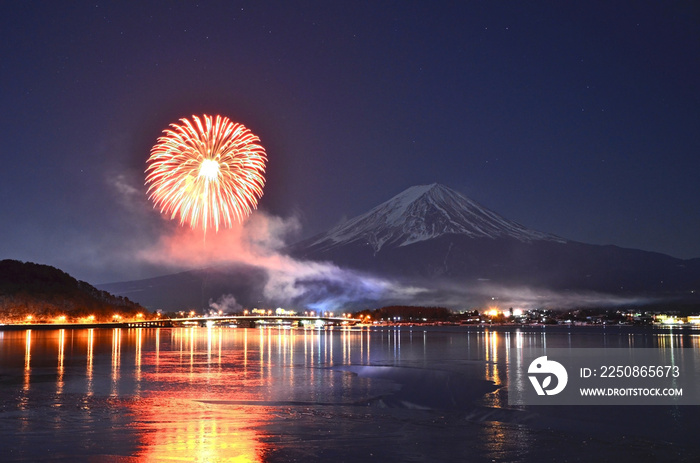 世界遺産　富士山と河口湖から花火があがる夜景