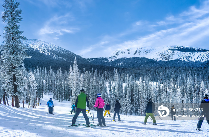 人们在科罗拉多州滑雪场的山上滑雪，度过美好的冬日