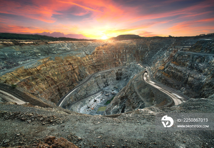 露天采矿采石场的鸟瞰图，有很多正在工作的机械-从上面看。该区域有