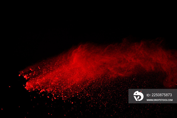 黑色背景下红色粉末爆炸摘要。红色粉末飞溅隔离物。彩云。Co