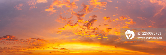 黄金时段的早晨色彩缤纷的天空和阳光下蓬松的云朵，全景式的自然现象bac