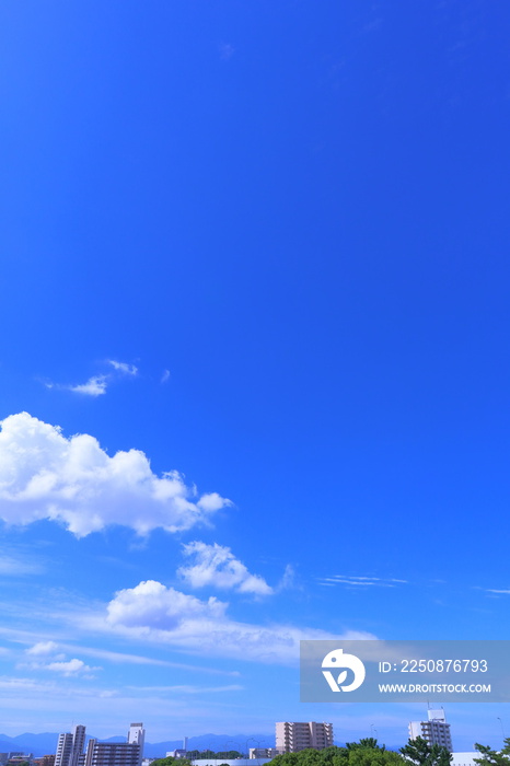 鮮やかな青空に浮かぶ白い雲が美しい秋の空