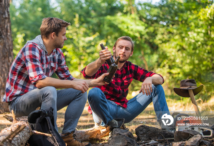在冒险中。男人最好的朋友喝啤酒。户外活动的护林员。度过野餐周末。