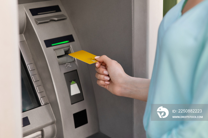 不明身份女子在户外将黄金信用卡放入ATM取现