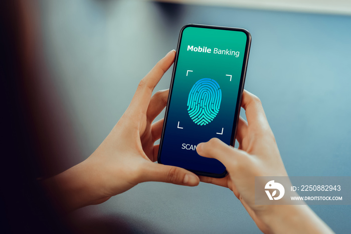 手持智能手机并显示指纹扫描仪屏幕，即可访问网上银行。